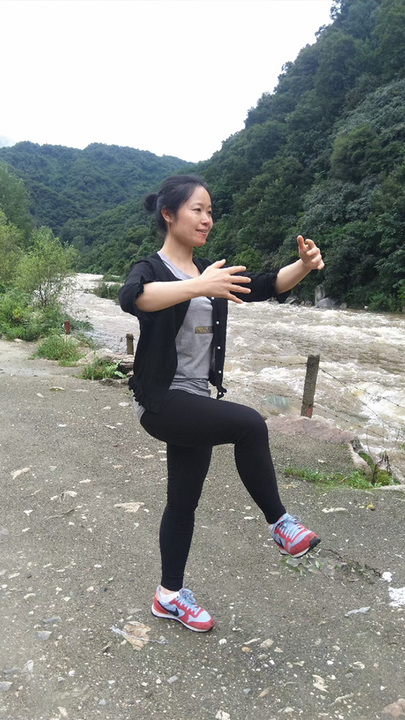 The Four Stages of Zhanzhuang Learning 6 yiquan zhanzhuang female student one legged stance standing practice health