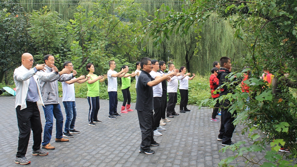 The Four Stages of Zhanzhuang Learning 1 zhanzhuang group post standing practice meditation health exercise yiquan students